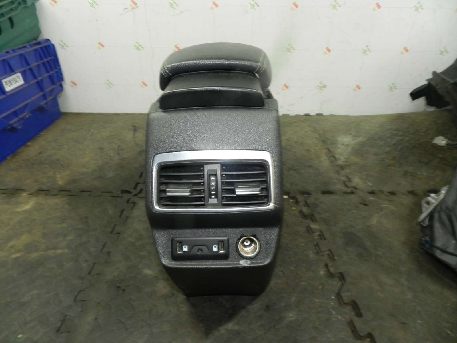 180. 2018 RENAULT KOLEOS MK2. CENTRE CONSOLE FRAME WITH ARM REST - Image 3