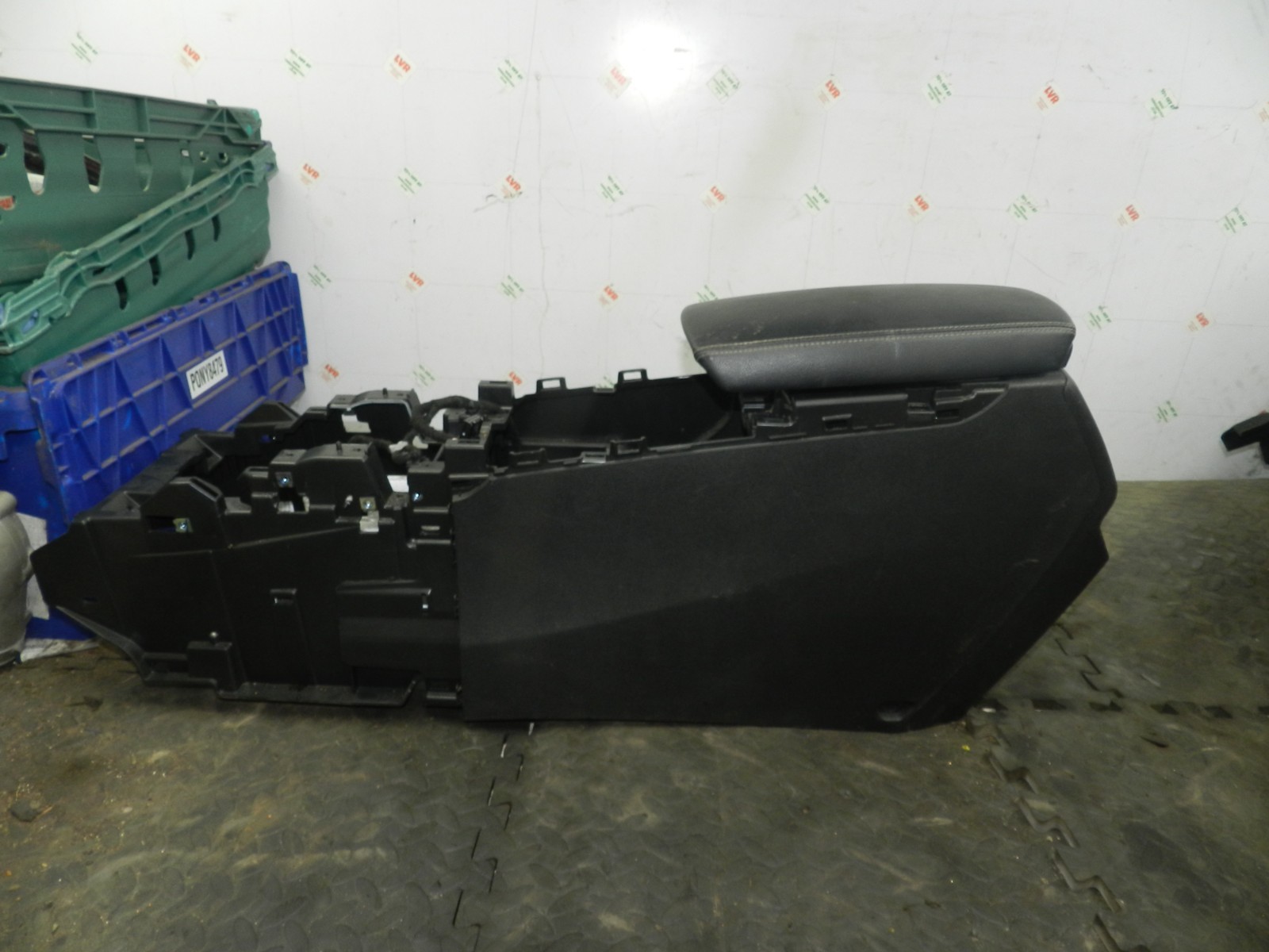 180. 2018 RENAULT KOLEOS MK2. CENTRE CONSOLE FRAME WITH ARM REST - Image 4