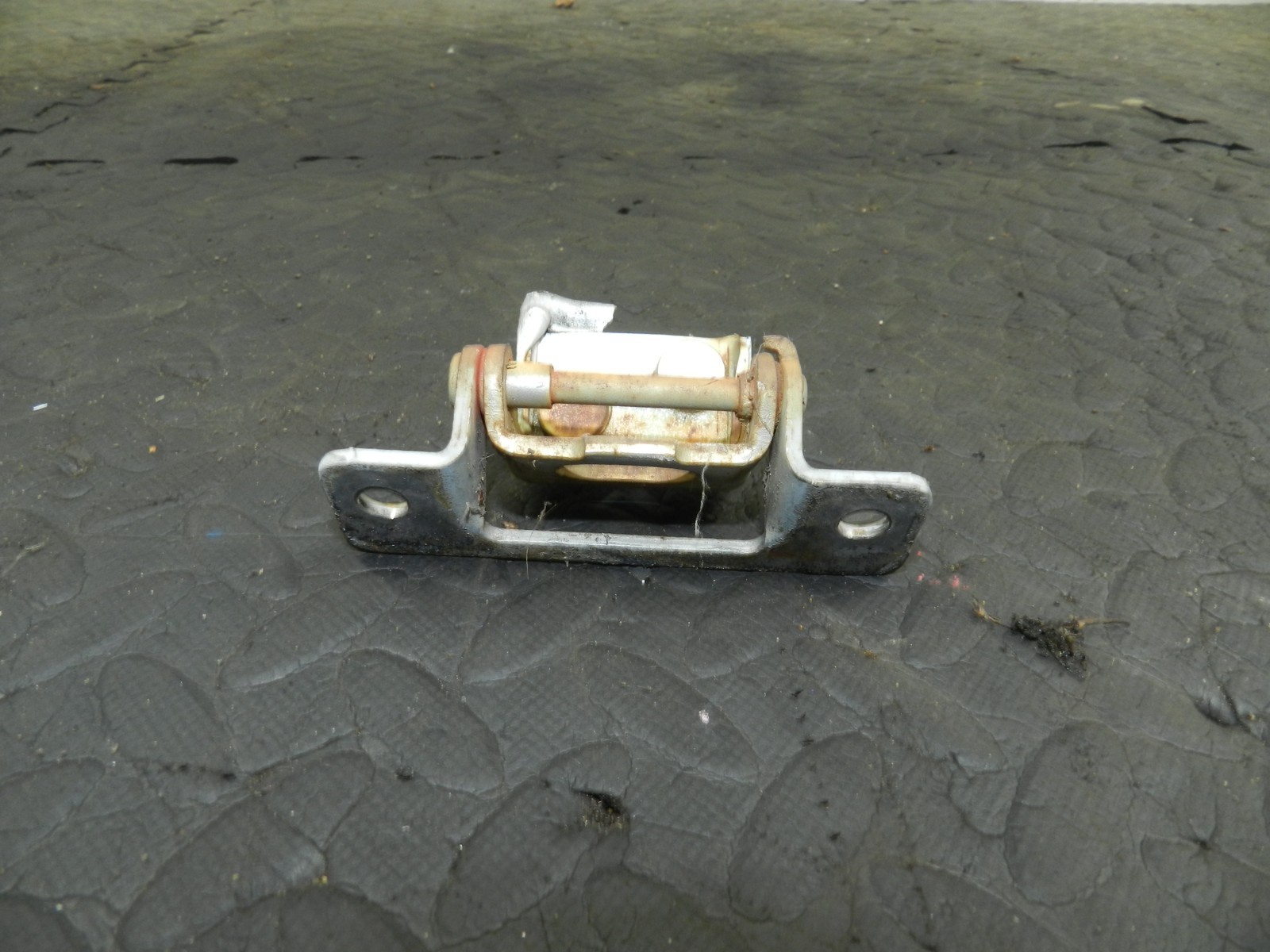 162. 1996 HONDA SMX. BOOT LID TAIL GATE DOOR HINGE - Image 2