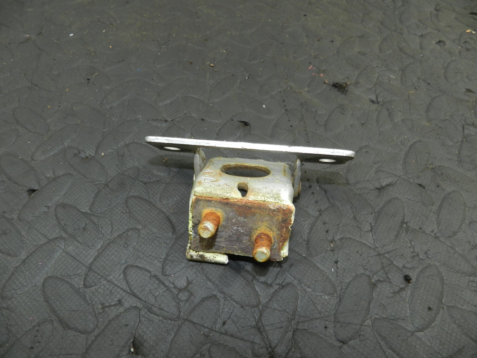 162. 1996 HONDA SMX. BOOT LID TAIL GATE DOOR HINGE - Image 3