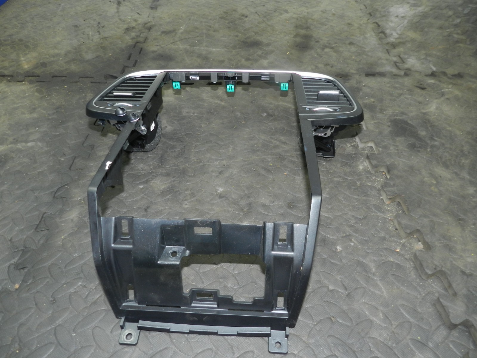 180. 2018 RENAULT KOLEOS MK2. CENTRE CONSOLE TRIM FRAME + AIR VENTS