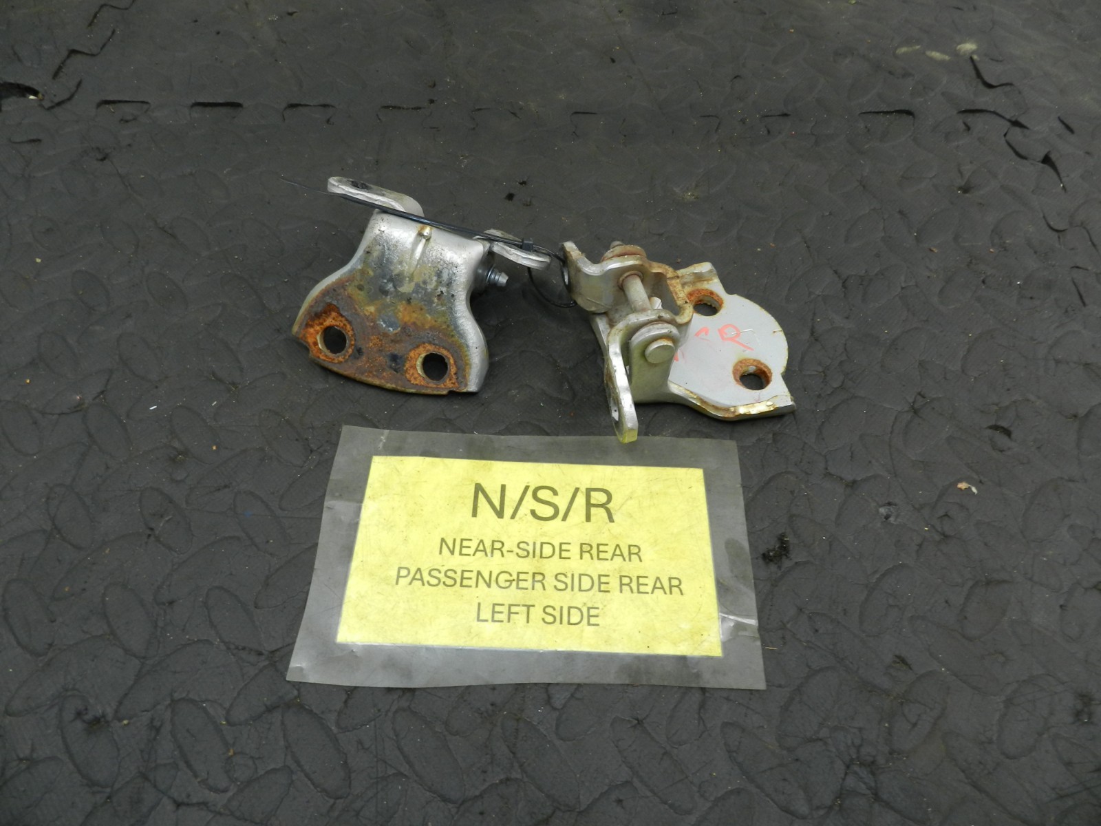 162. 1996 HONDA SMX. PASSENGER SIDE REAR DOOR HINGES