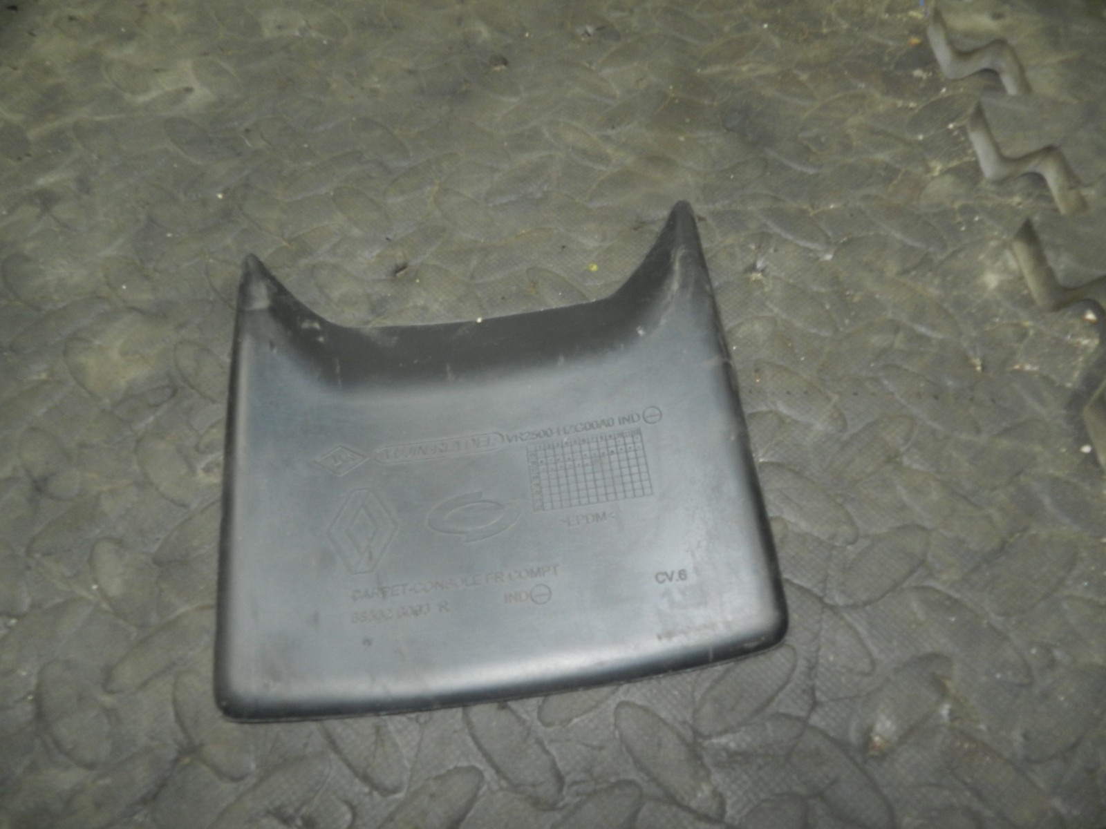 180. 2018 RENAULT KOLEOS MK2. CENTRE CONSOLE RUBBER MAT CONSOLE