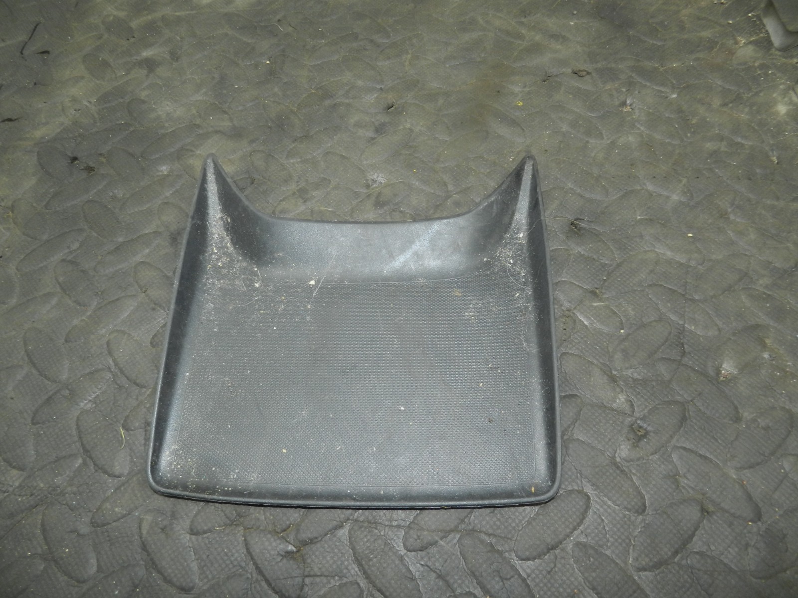 180. 2018 RENAULT KOLEOS MK2. CENTRE CONSOLE RUBBER MAT CONSOLE - Image 2