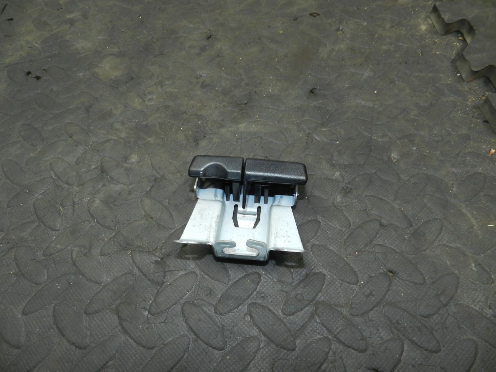 180. 2018 RENAULT KOLEOS MK2. BONNET / FUEL FLAP CABLE HANDLE
