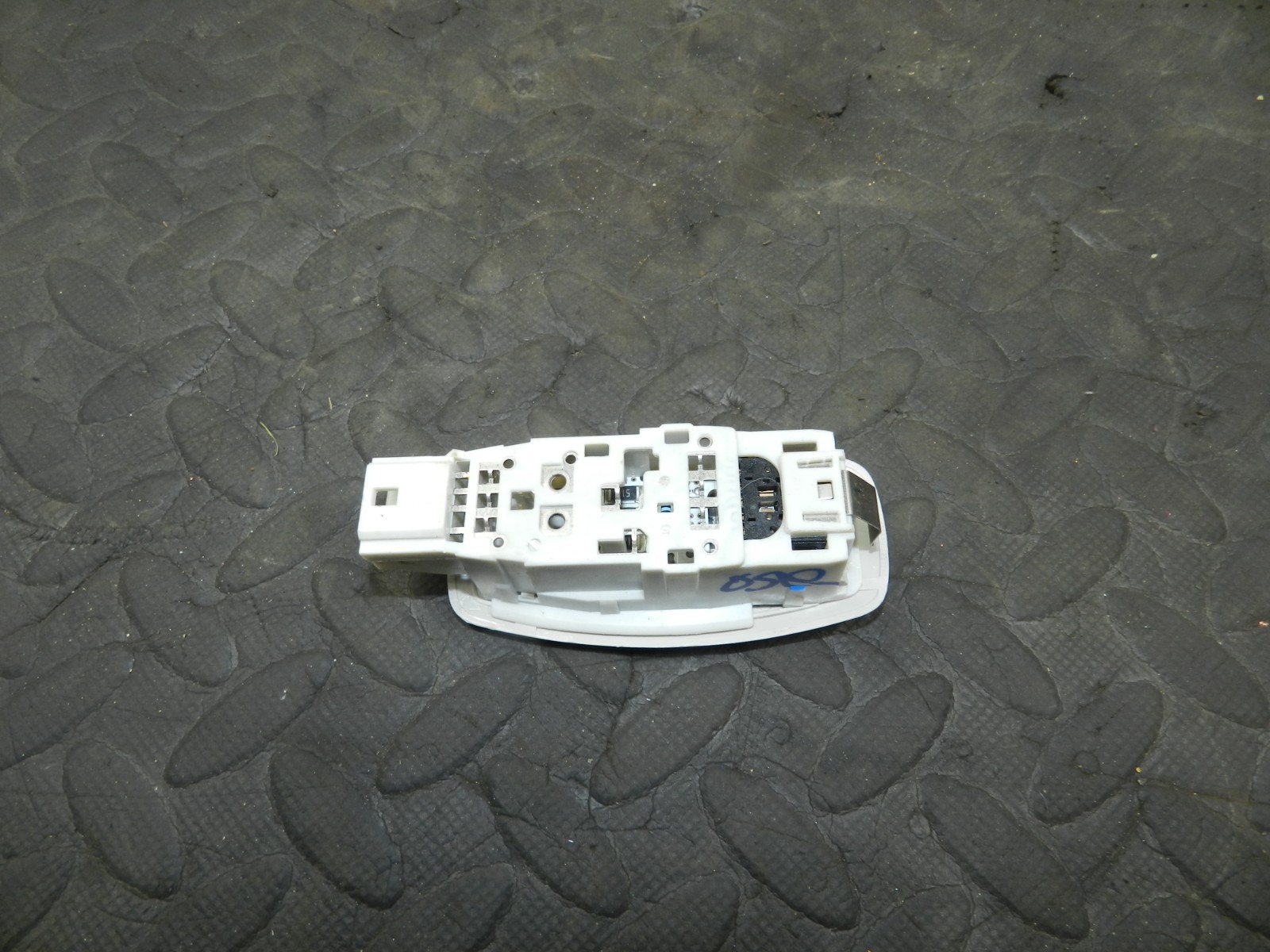 180. 2018 RENAULT KOLEOS MK2. DRIVER SIDE REAR INTERIOR LIGHT - Image 2
