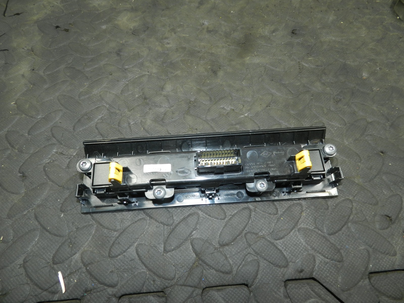 180. 2018 RENAULT KOLEOS MK2. HEATED SEATS ECO TRACTION CONTROL SWITCH PANEL - Image 3