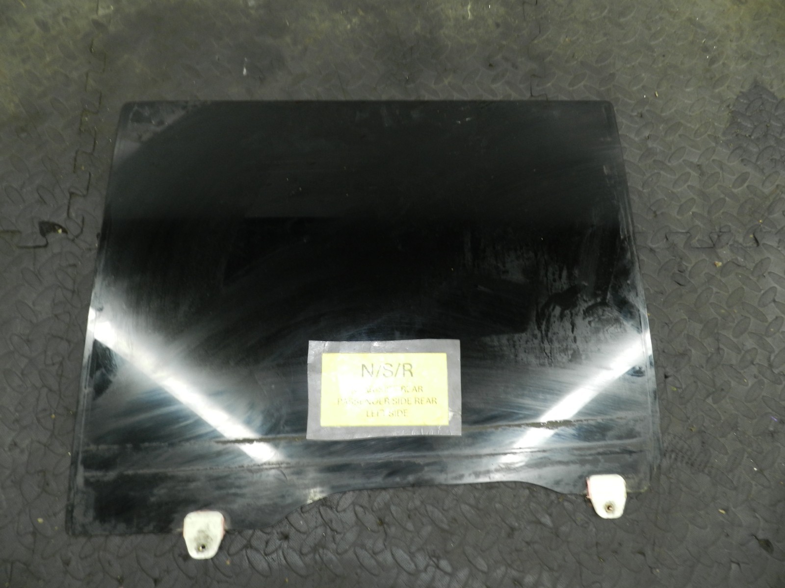 162. 1996 HONDA SMX. PASSENGER SIDE REAR DOOR WINDOW GLASS