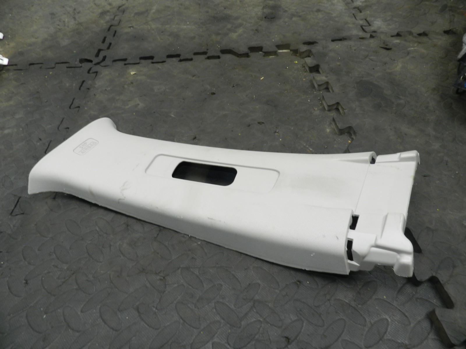 180. 2018 RENAULT KOLEOS MK2. PASSENGER SIDE UPPER B PILLAR TRIM - Image 2