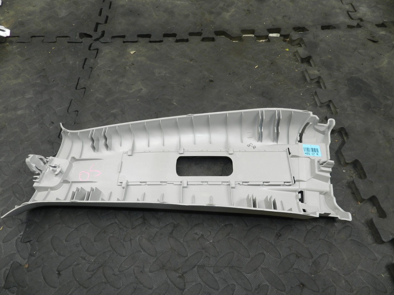 180. 2018 RENAULT KOLEOS MK2. DRIVER SIDE UPPER B PILLAR TRIM - Image 3