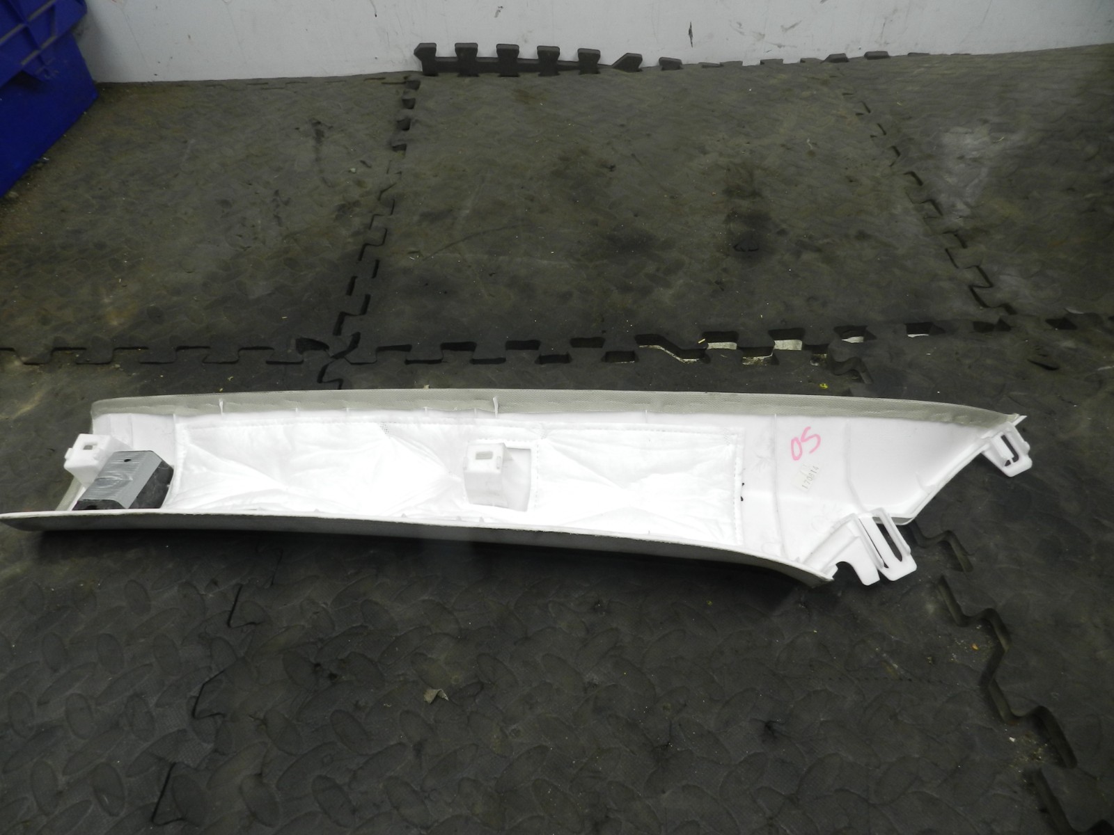 180. 2018 RENAULT KOLEOS MK2. DRIVER SIDE A PILLAR TRIM - Image 3