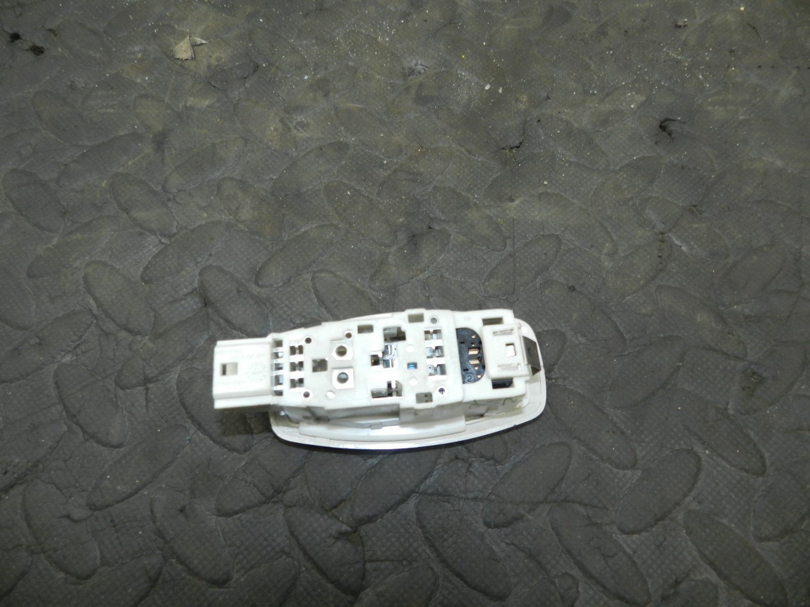 180. 2018 RENAULT KOLEOS MK2. PASSENGER SIDE REAR INTERIOR LIGHT - Image 2