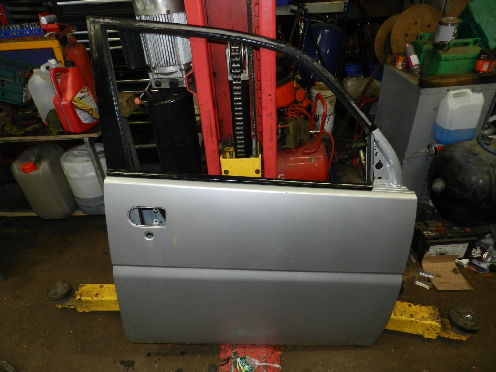 162. 1996 HONDA SMX. PASSENGER SIDE REAR DOOR WINDOW GLASS