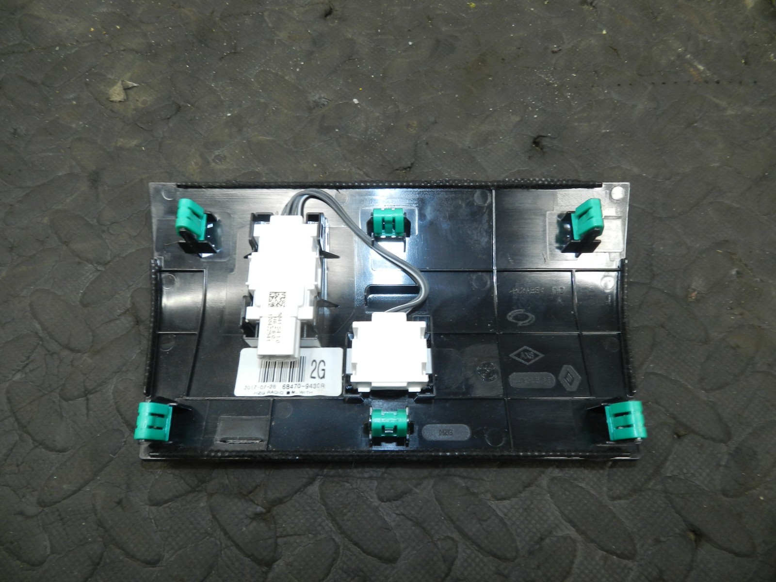 180. 2018 RENAULT KOLEOS MK2. 68470-9430R DASH BOARD TRIM COVER RADIO LED - Image 2