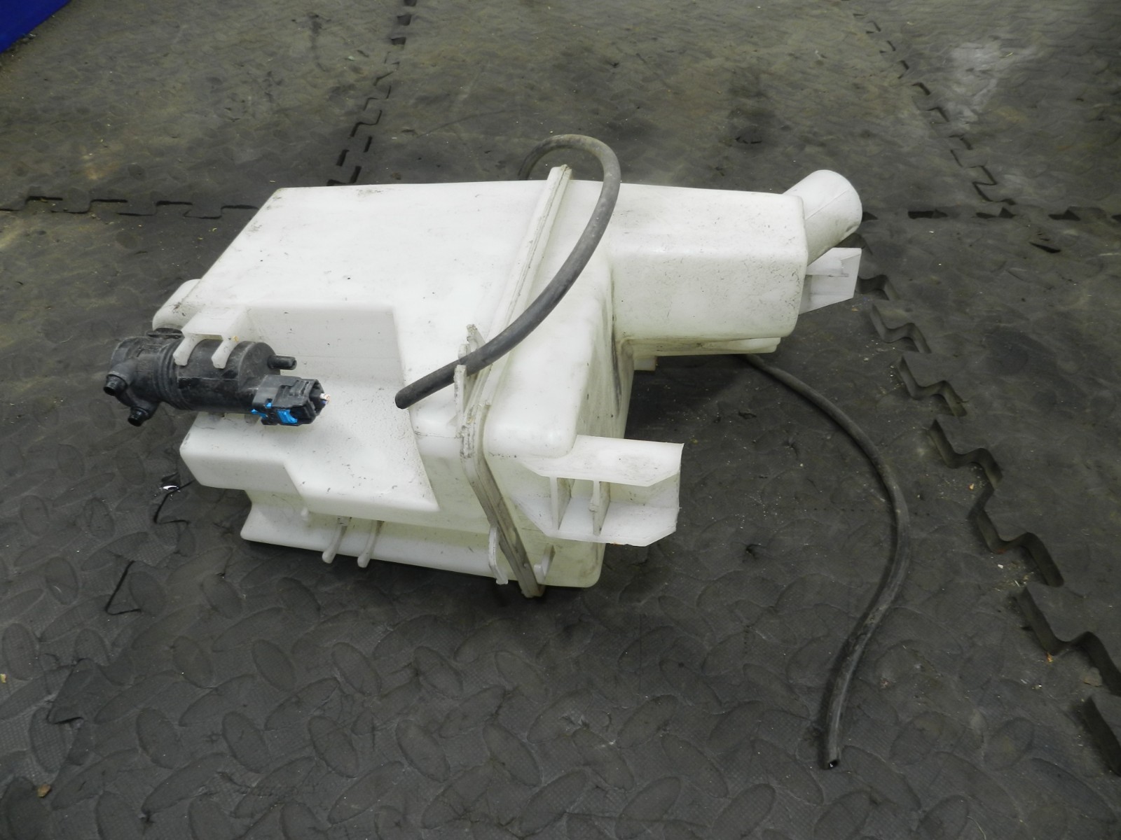 180. 2018 RENAULT KOLEOS MK2. SCREEN WASH WASHER BOTTLE TANK + PUMP
