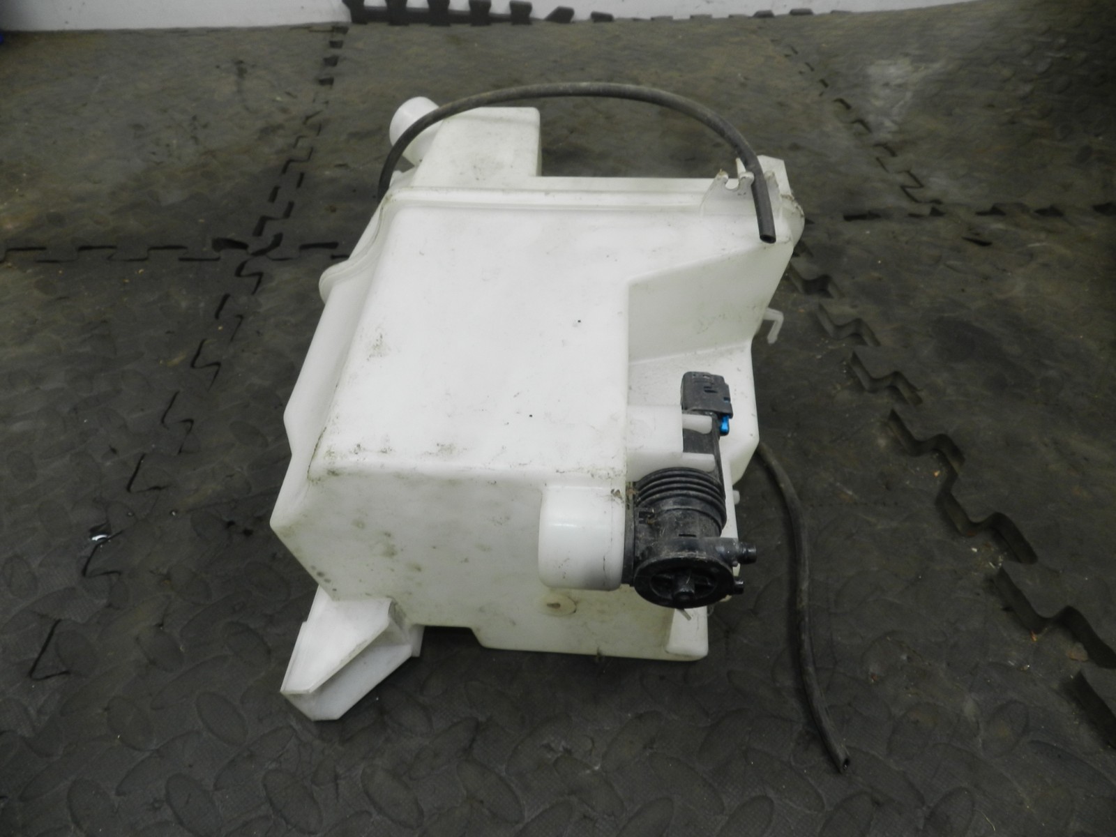 180. 2018 RENAULT KOLEOS MK2. SCREEN WASH WASHER BOTTLE TANK + PUMP - Image 2