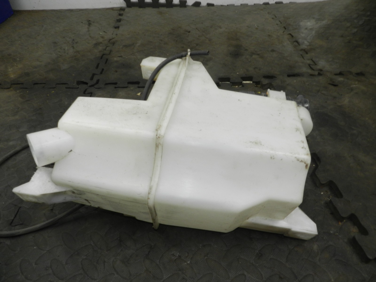 180. 2018 RENAULT KOLEOS MK2. SCREEN WASH WASHER BOTTLE TANK + PUMP - Image 3