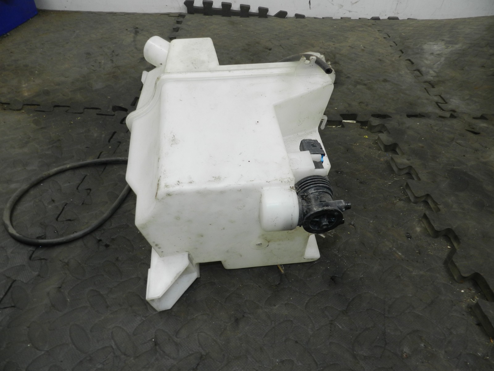 180. 2018 RENAULT KOLEOS MK2. SCREEN WASH WASHER BOTTLE TANK + PUMP - Image 4