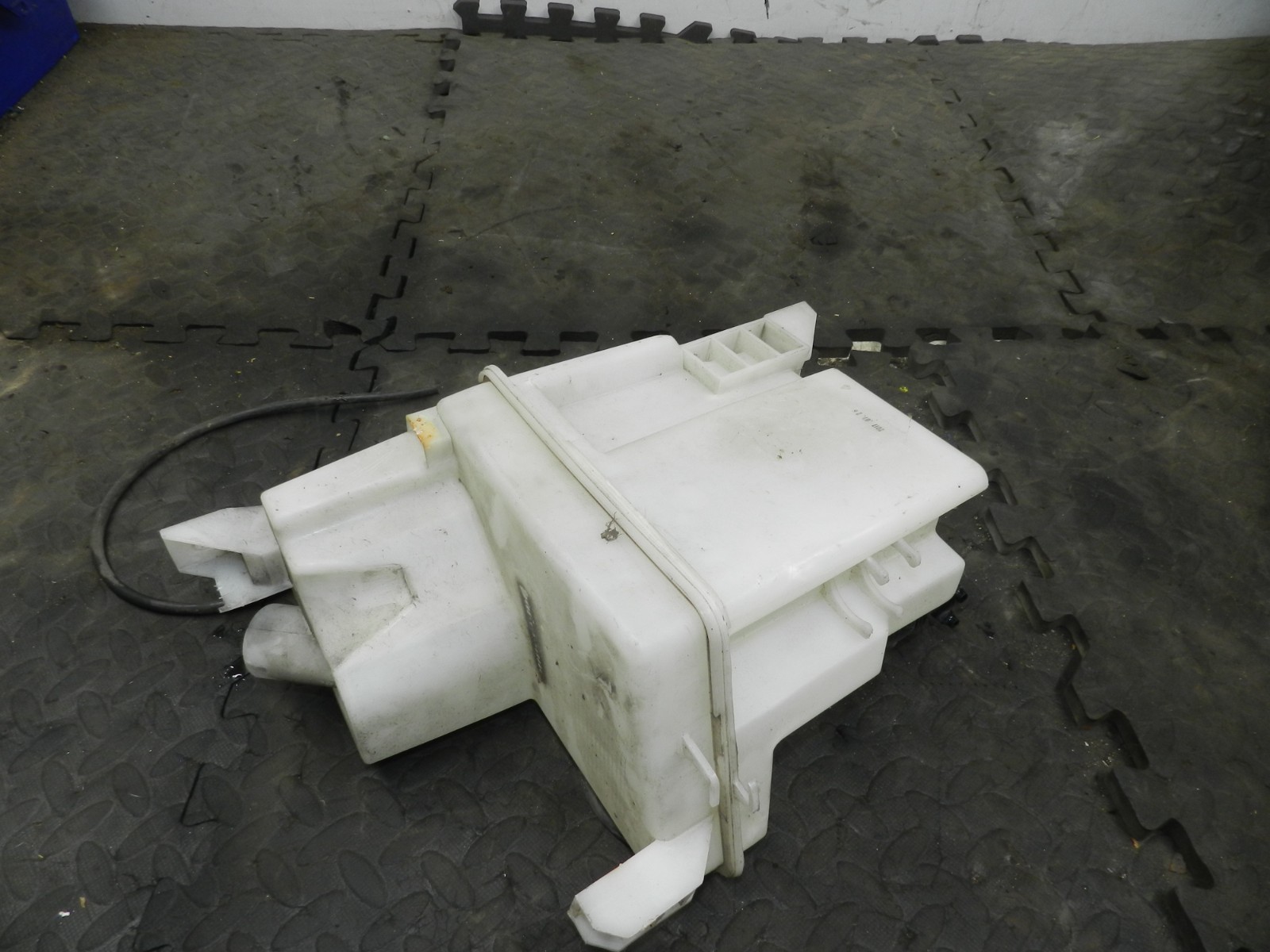 180. 2018 RENAULT KOLEOS MK2. SCREEN WASH WASHER BOTTLE TANK + PUMP - Image 5