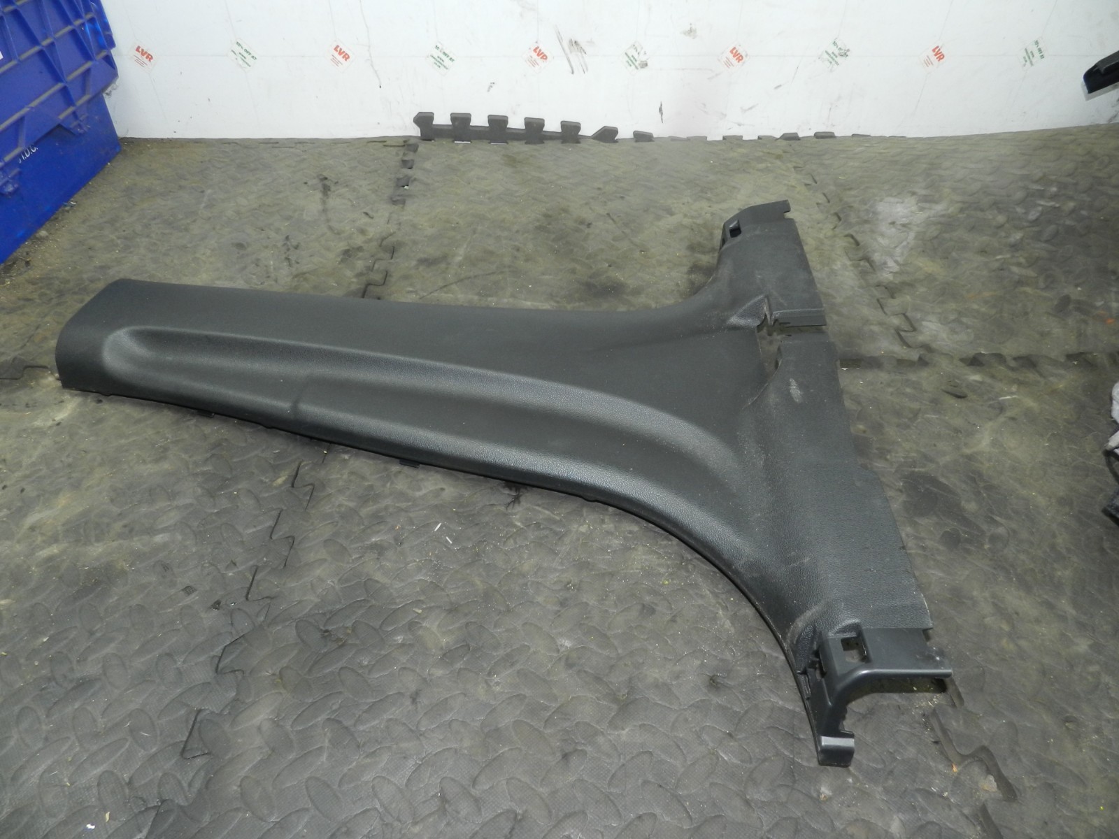 180. 2018 RENAULT KOLEOS MK2. DRIVER SIDE LOWER B PILLAR TRIM