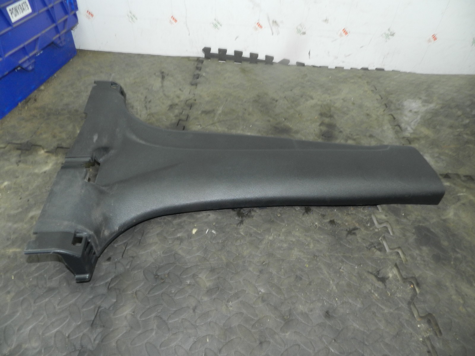 180. 2018 RENAULT KOLEOS MK2. DRIVER SIDE LOWER B PILLAR TRIM - Image 2