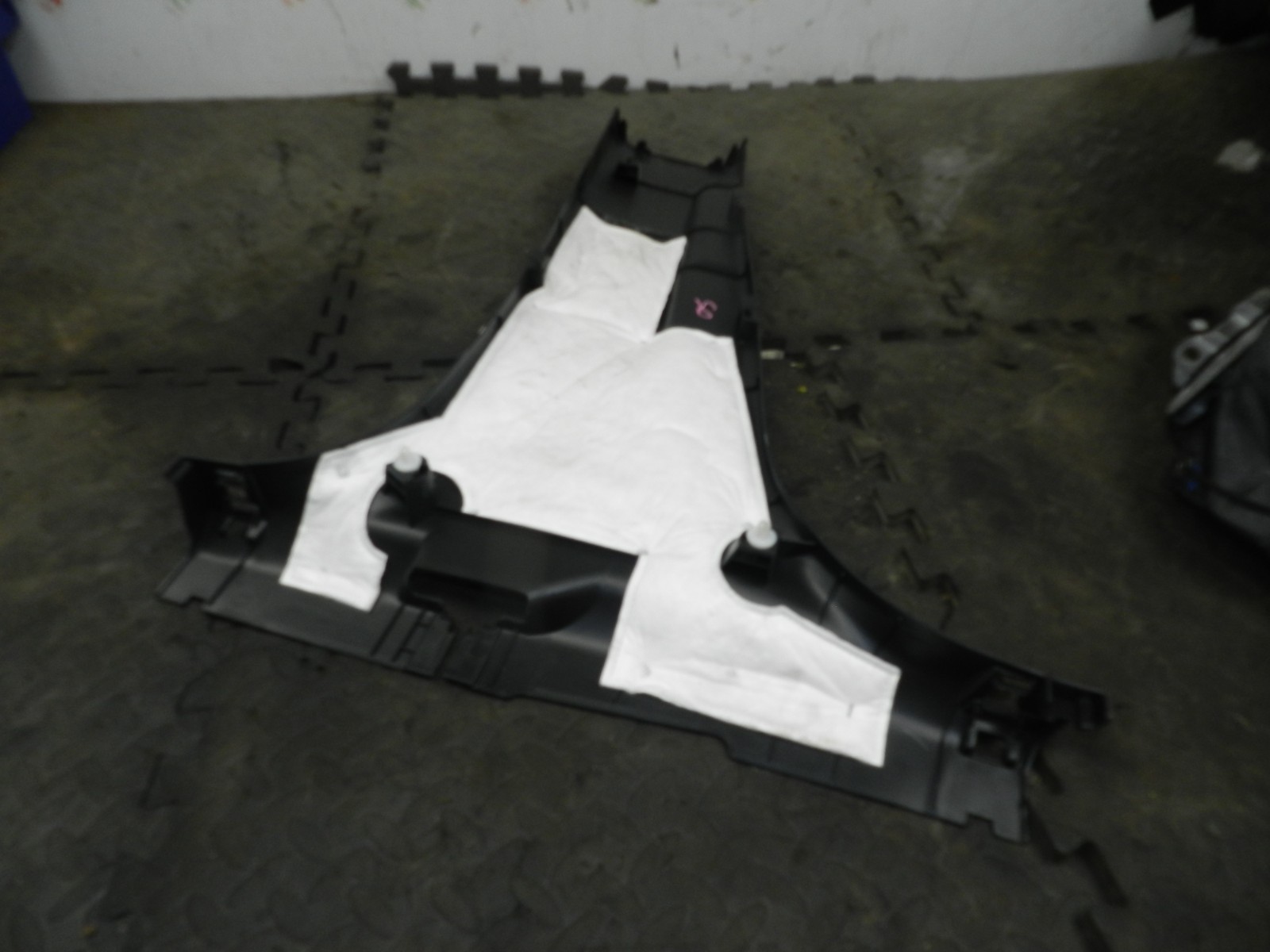 180. 2018 RENAULT KOLEOS MK2. DRIVER SIDE LOWER B PILLAR TRIM - Image 4