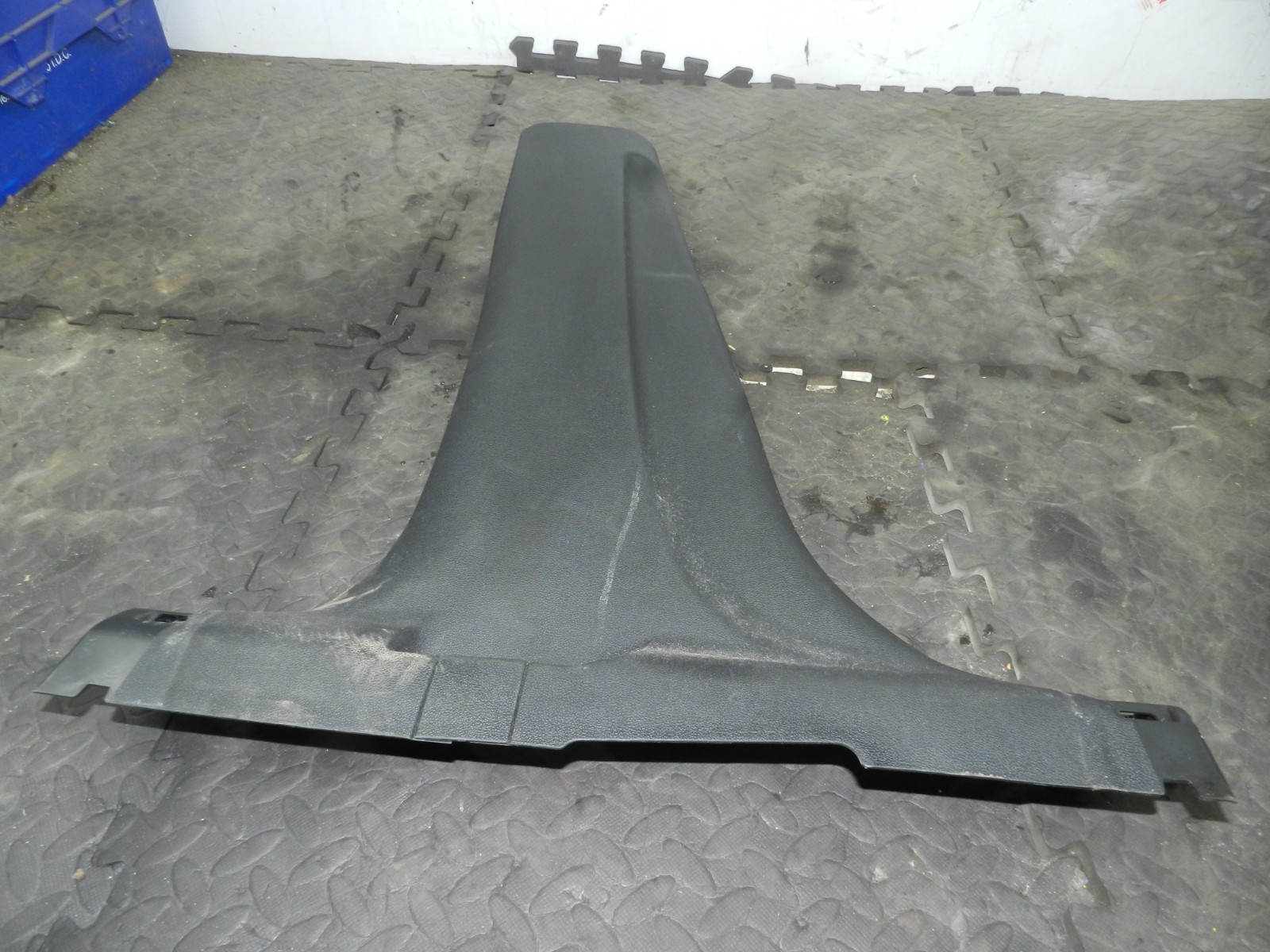180. 2018 RENAULT KOLEOS MK2. PASSENGER SIDE LOWER B PILLAR TRIM - Image 2