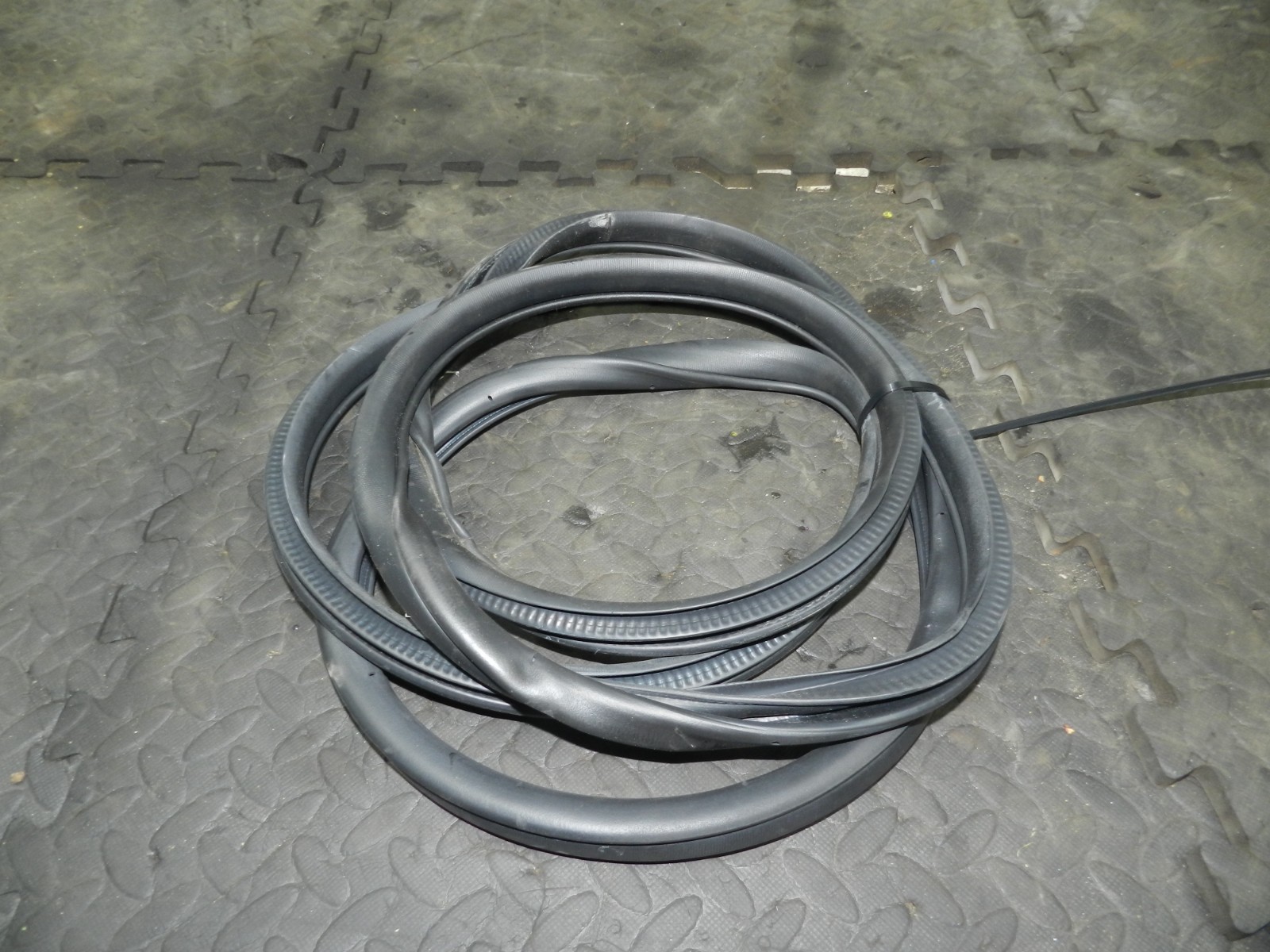 180. 2018 RENAULT KOLEOS MK2. PASSENGER SIDE FRONT DOOR RUBBER SEAL - Image 2