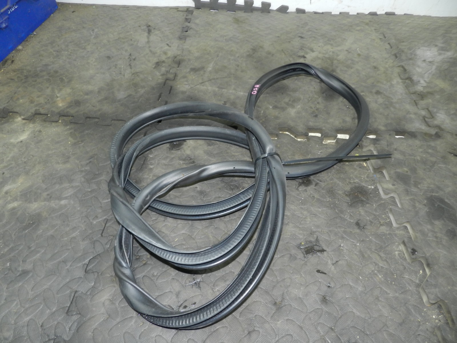 180. 2018 RENAULT KOLEOS MK2. DRIVER SIDE REAR DOOR RUBBER SEAL - Image 2
