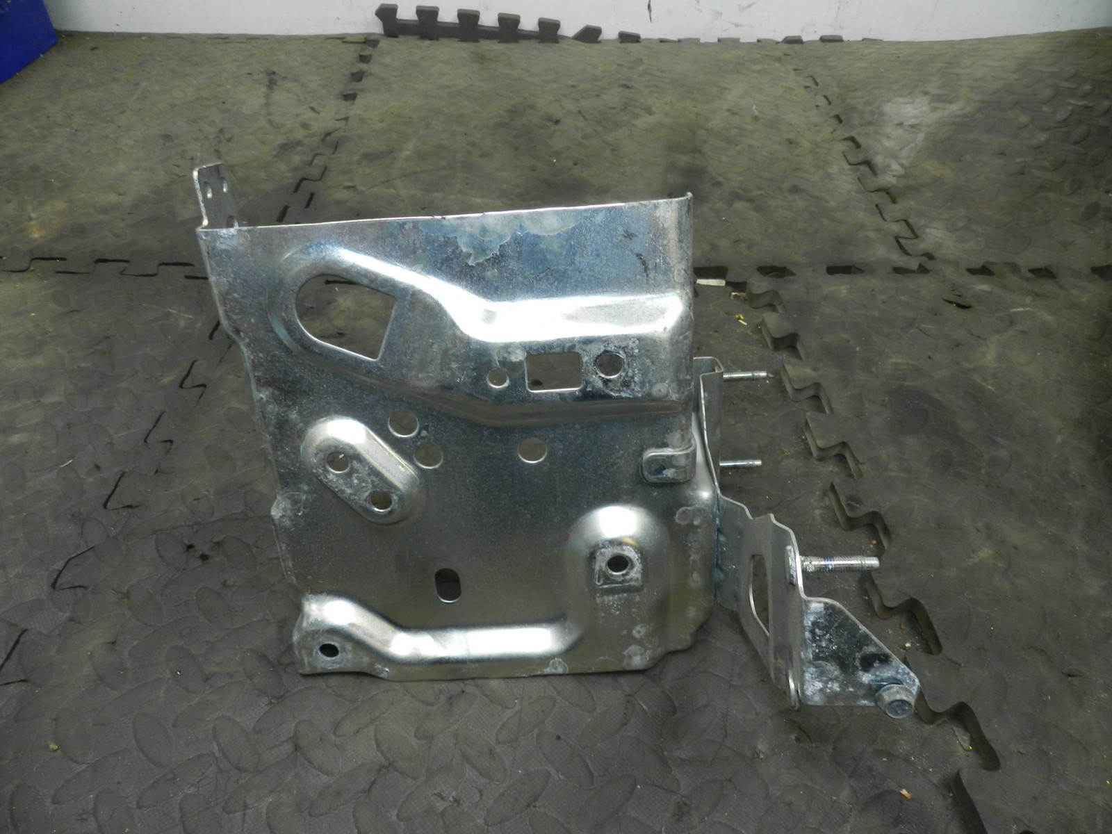 180. 2018 RENAULT KOLEOS MK2. BATTERY TRAY MOUNT