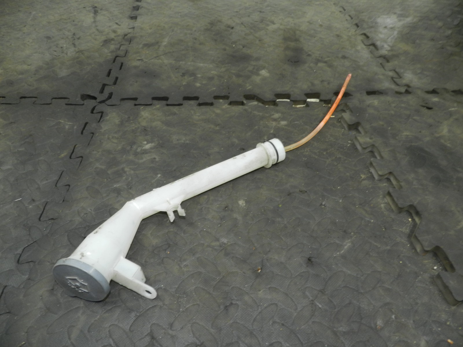 180. 2018 RENAULT KOLEOS MK2. SCREEN WASH WASHER FILL PIPE