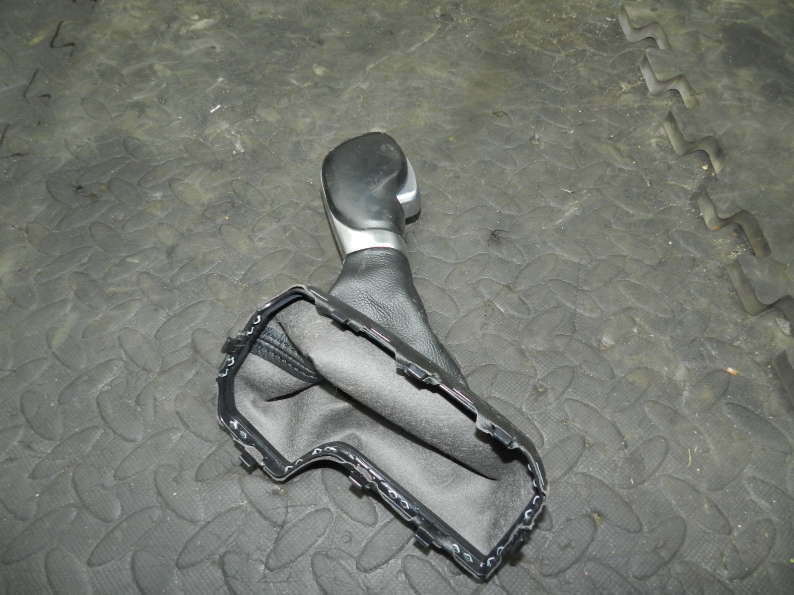 180. 2018 RENAULT KOLEOS MK2. GEAR SELECTOR AUTOMATIC KNOB AND GATOR