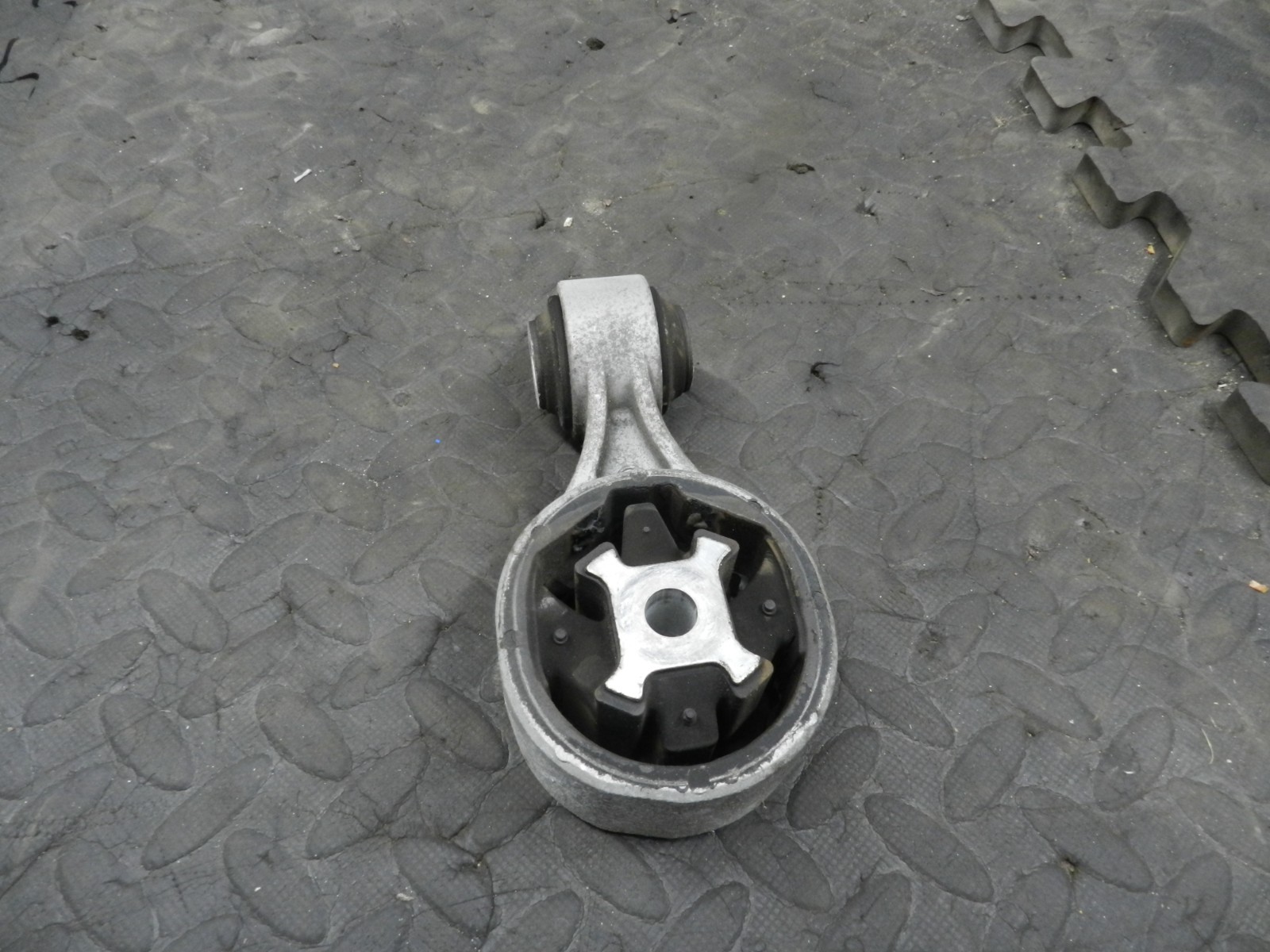 180. 2018 RENAULT KOLEOS MK2. ENGINE LOWER DOG BONE MOUNT