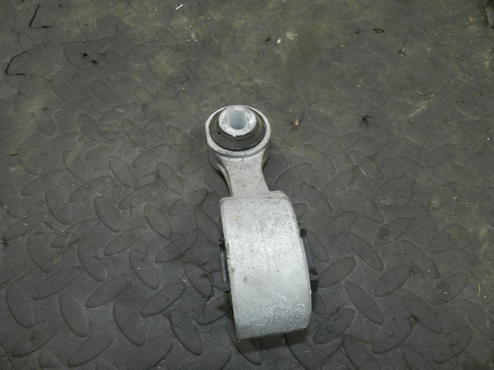 180. 2018 RENAULT KOLEOS MK2. ENGINE LOWER DOG BONE MOUNT - Image 2