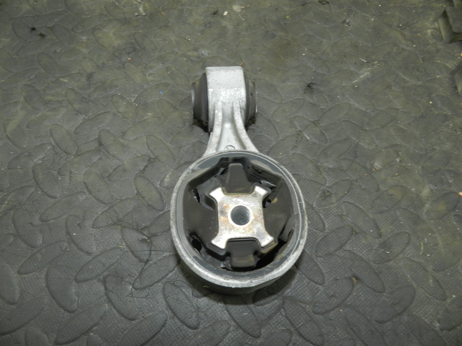 180. 2018 RENAULT KOLEOS MK2. ENGINE LOWER DOG BONE MOUNT - Image 3
