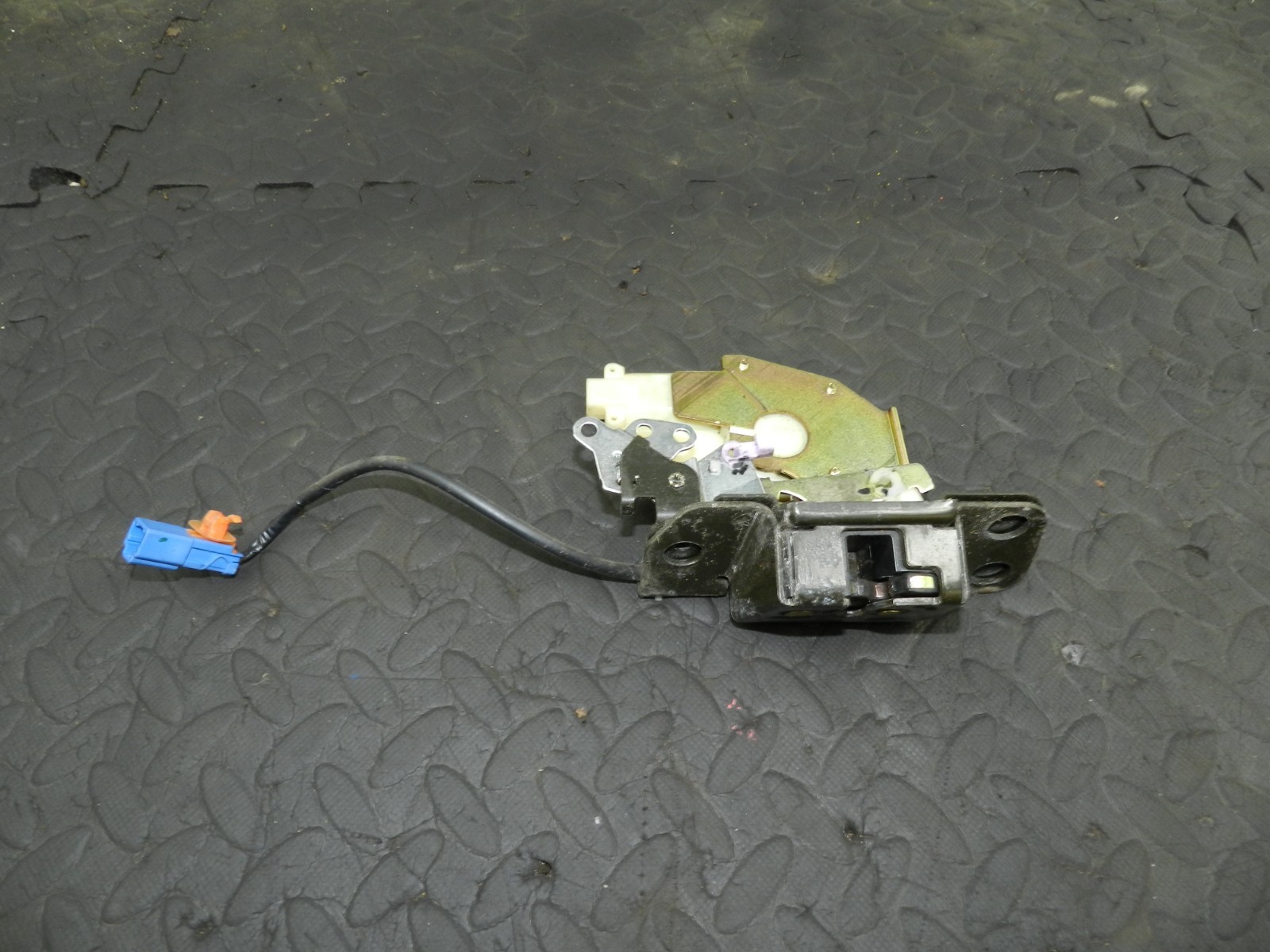 162. 1996 HONDA SMX. BOOT LID TAIL GATE LATCH CATCH LOCK