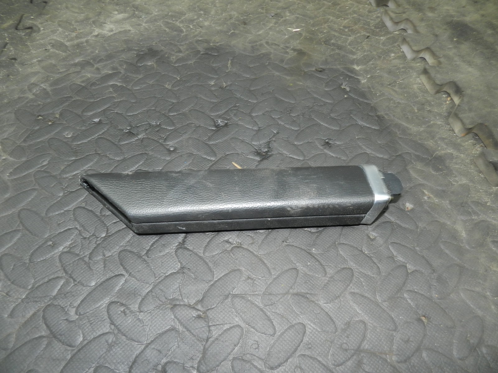 180. 2018 RENAULT KOLEOS MK2. DRIVER SIDE CENTRE CONSOLE HANDLE - Image 2
