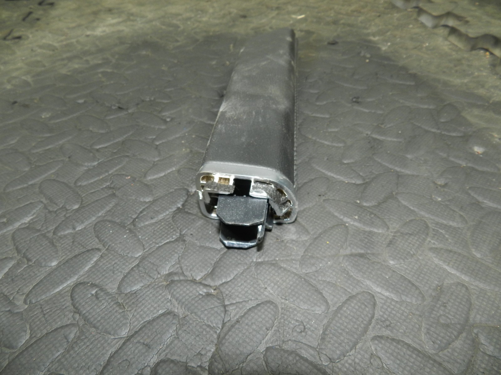 180. 2018 RENAULT KOLEOS MK2. DRIVER SIDE CENTRE CONSOLE HANDLE - Image 3
