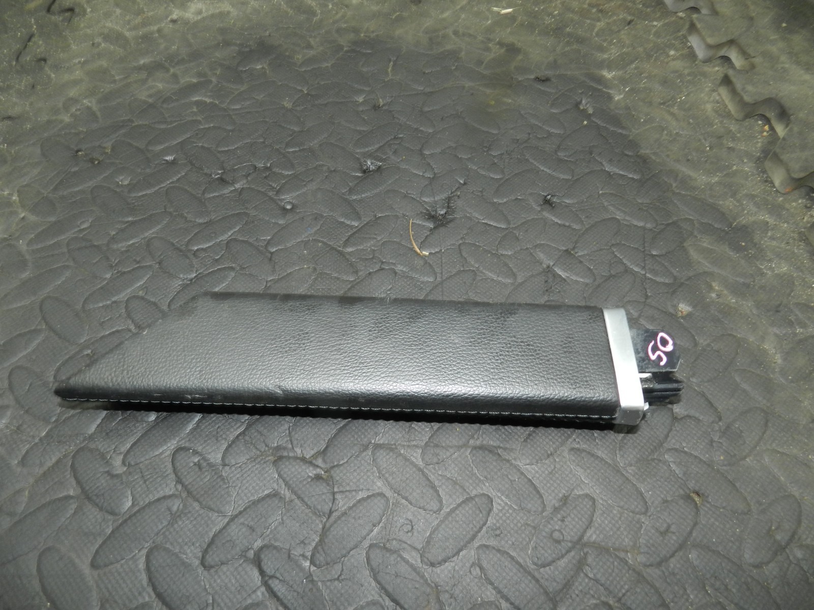 180. 2018 RENAULT KOLEOS MK2. DRIVER SIDE CENTRE CONSOLE HANDLE - Image 4