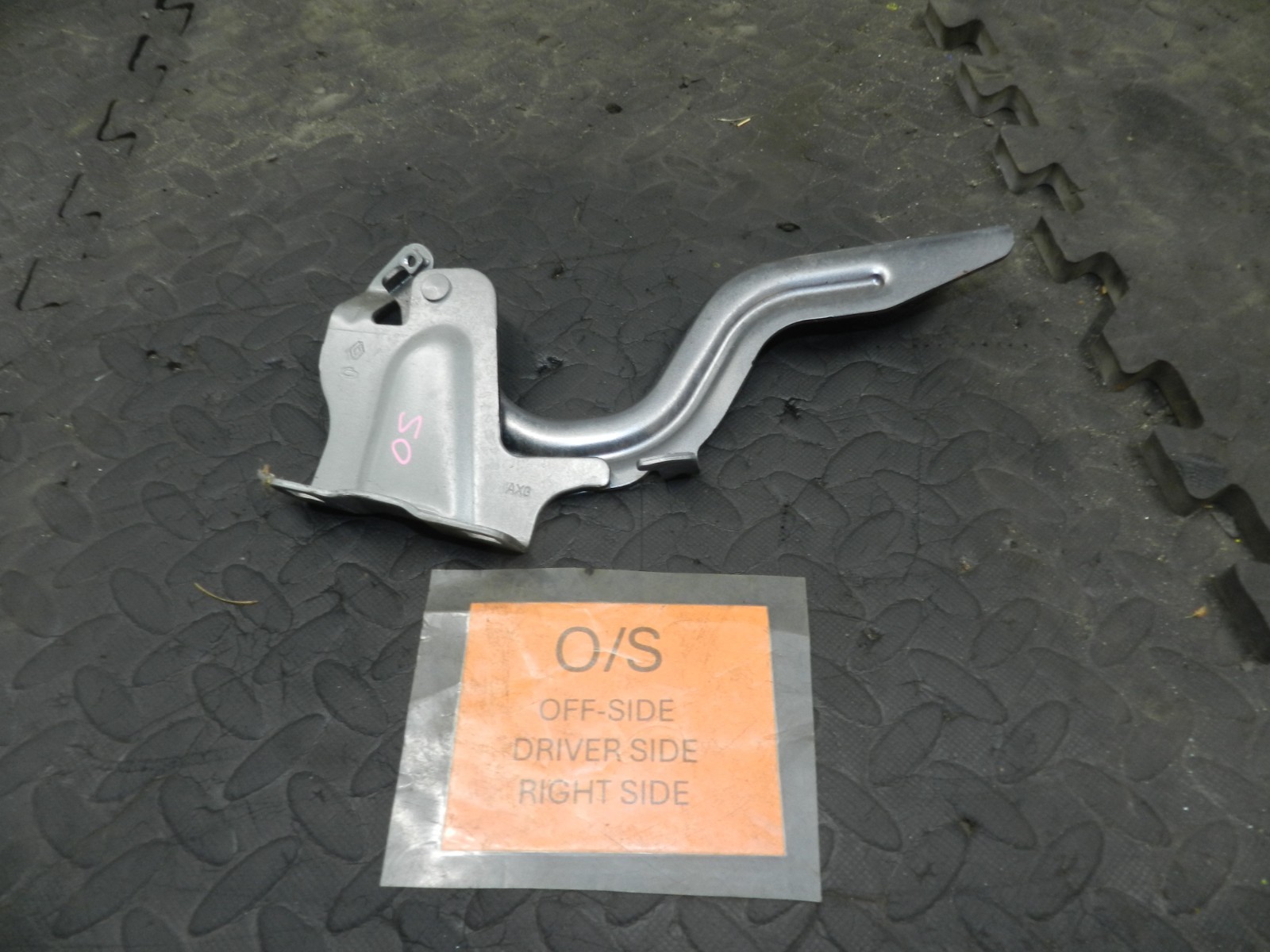 180. 2018 RENAULT KOLEOS MK2. DRIVER SIDE BONNET HINGE