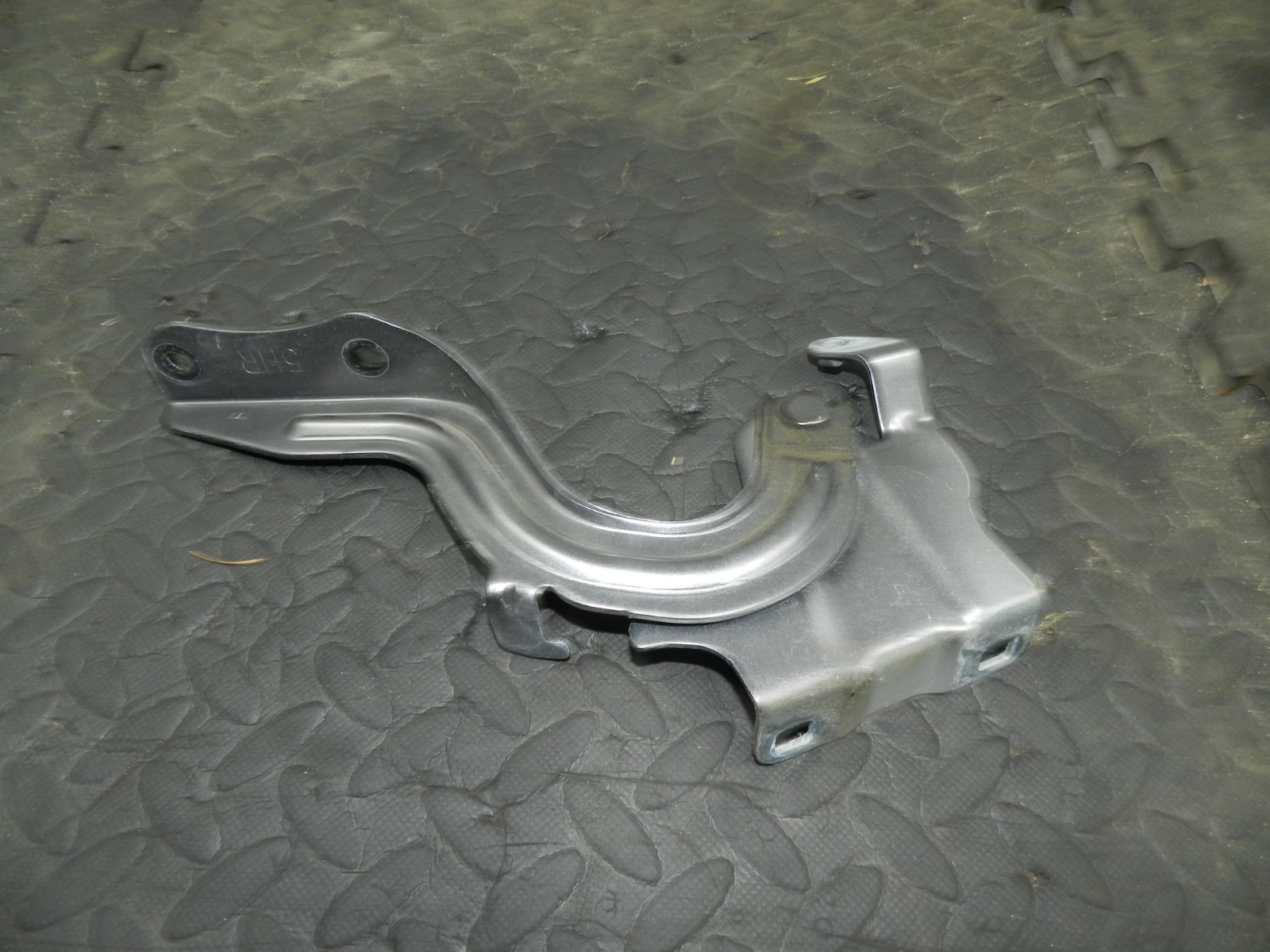 180. 2018 RENAULT KOLEOS MK2. DRIVER SIDE BONNET HINGE - Image 2