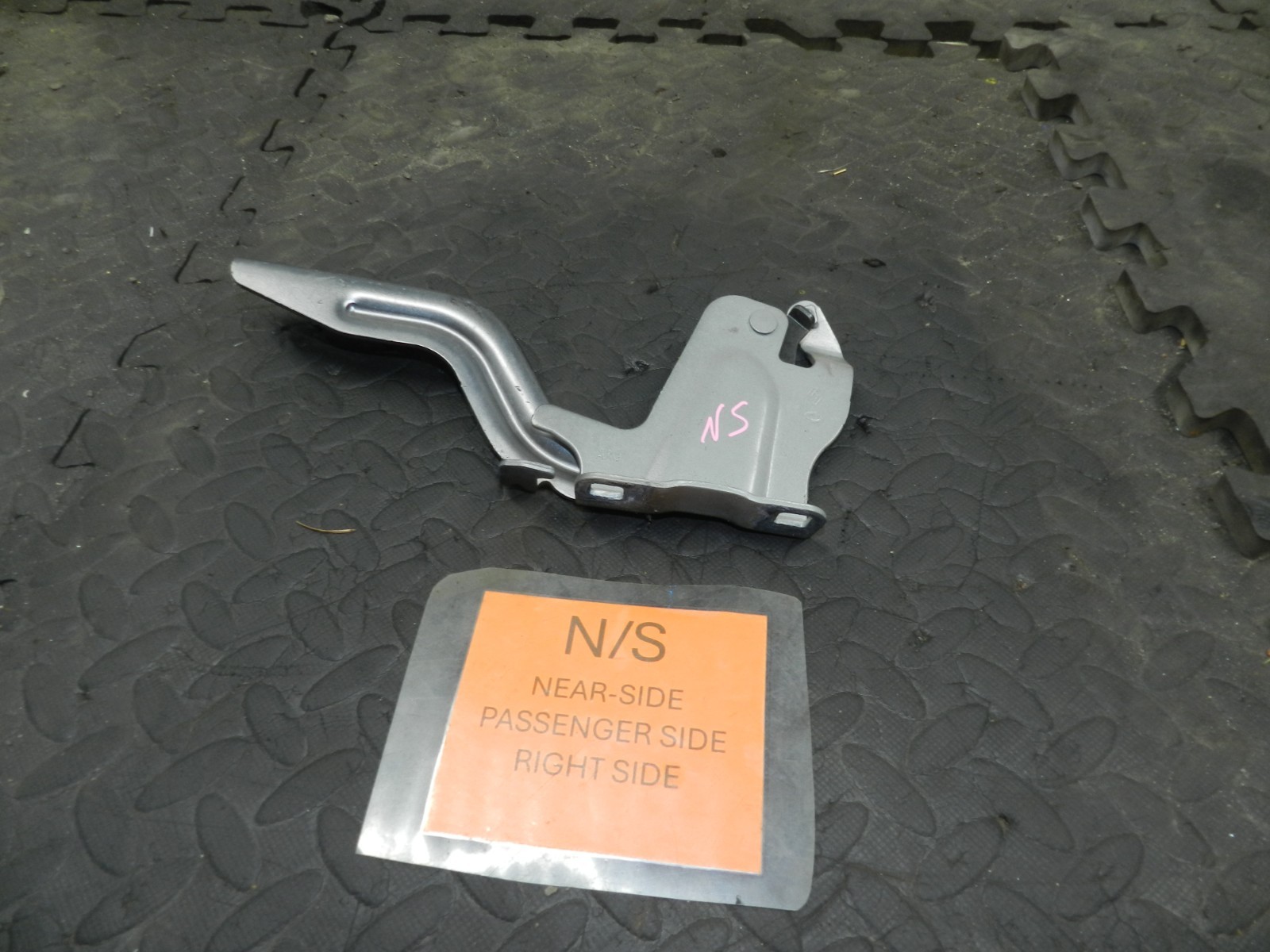 180. 2018 RENAULT KOLEOS MK2. PASSENGER SIDE BONNET HINGE