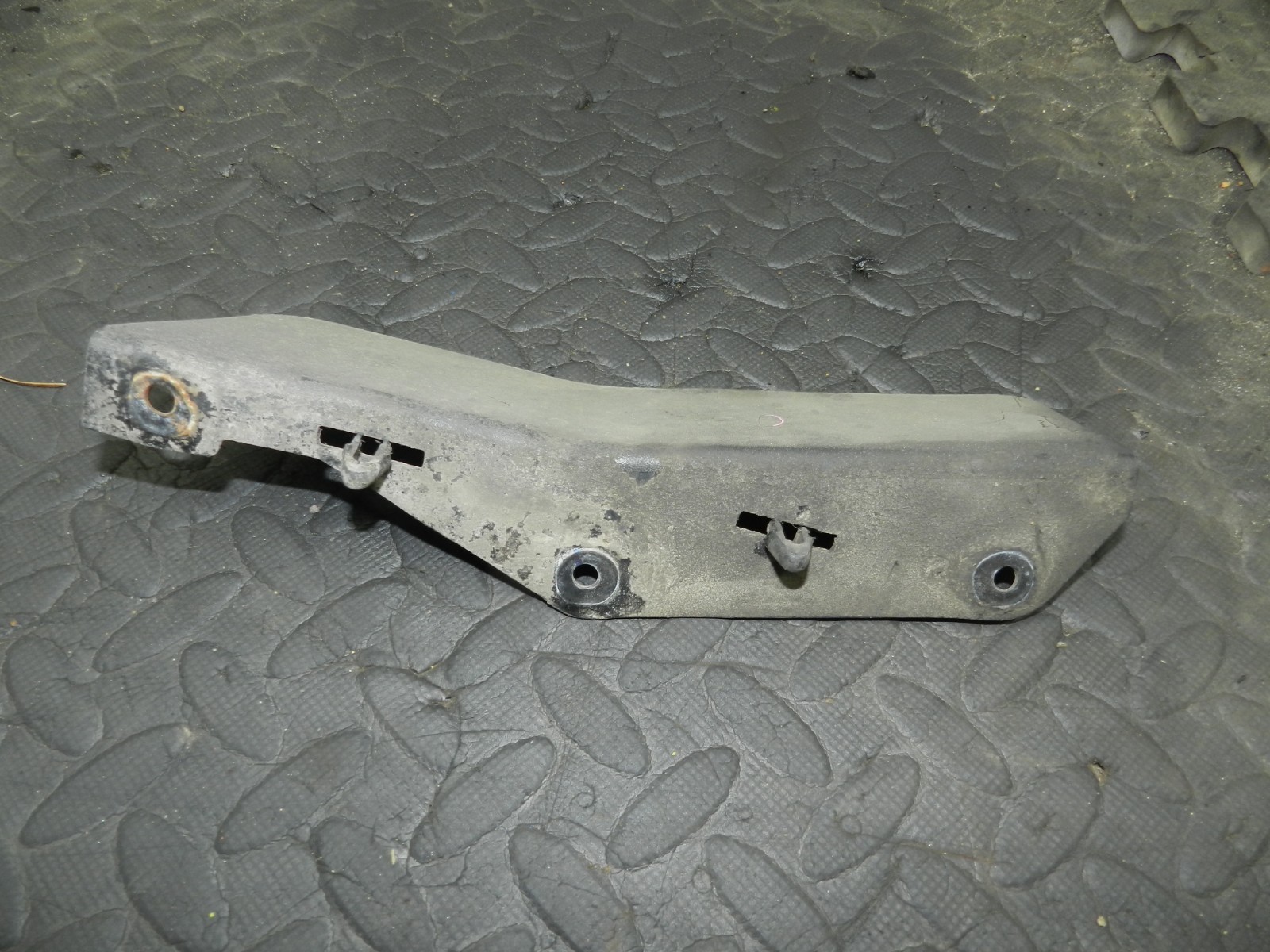 180. 2018 RENAULT KOLEOS MK2. DRIVER SIDE FRONT MUD FLAP - Image 2
