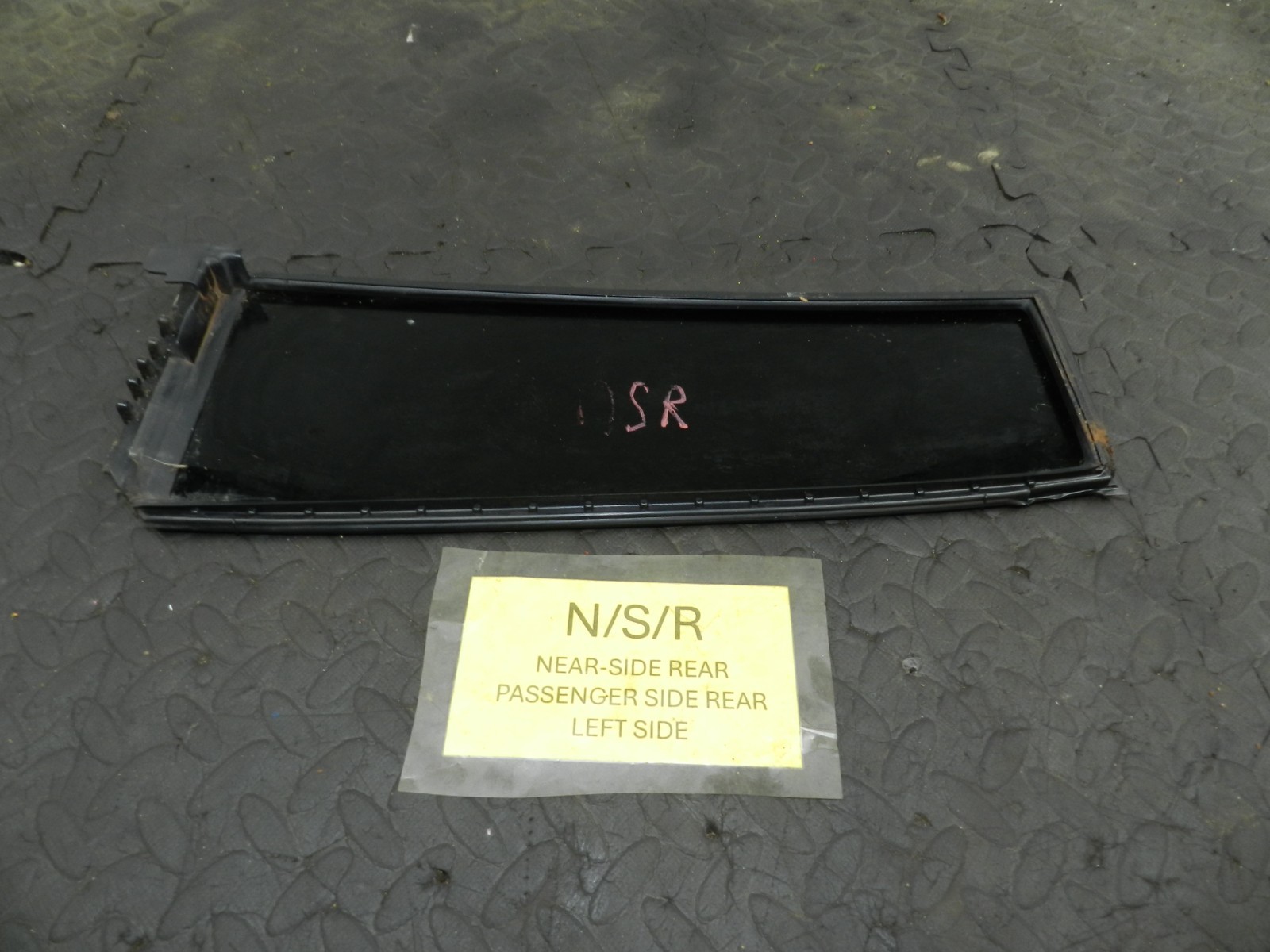 162. 1996 HONDA SMX. PASSENGER SIDE REAR QUARTER WINDOW GLASS