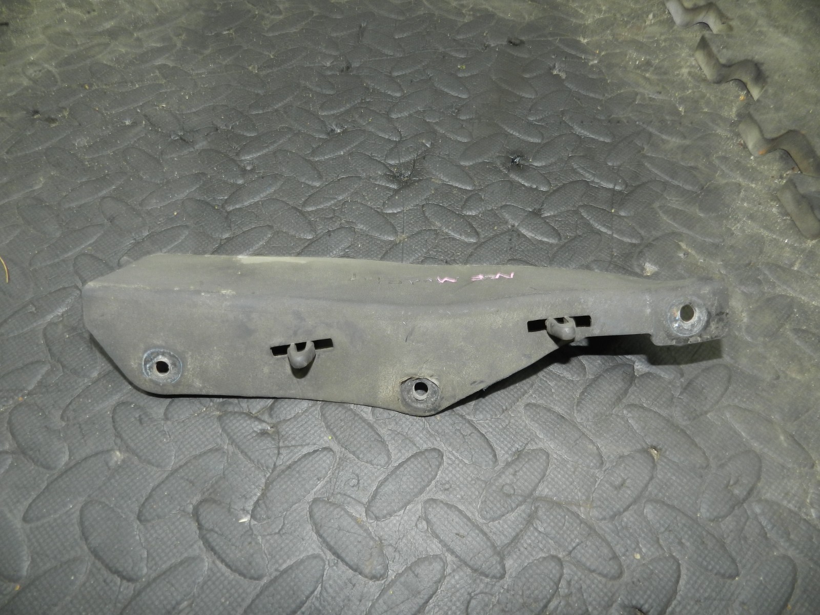 180. 2018 RENAULT KOLEOS MK2. PASSENGER SIDE FRONT MUD FLAP - Image 2