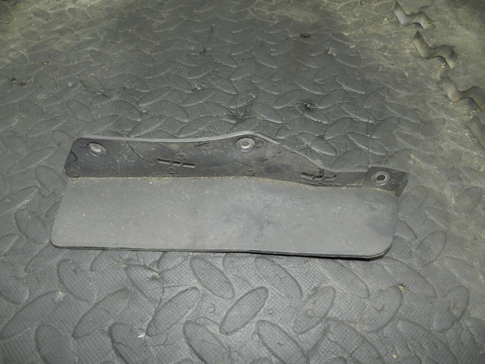180. 2018 RENAULT KOLEOS MK2. PASSENGER SIDE FRONT MUD FLAP - Image 3