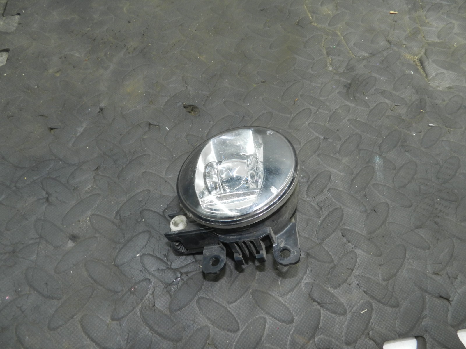 180. 2018 RENAULT KOLEOS MK2. DRIVER SIDE FRONT FOG LIGHT - Image 2