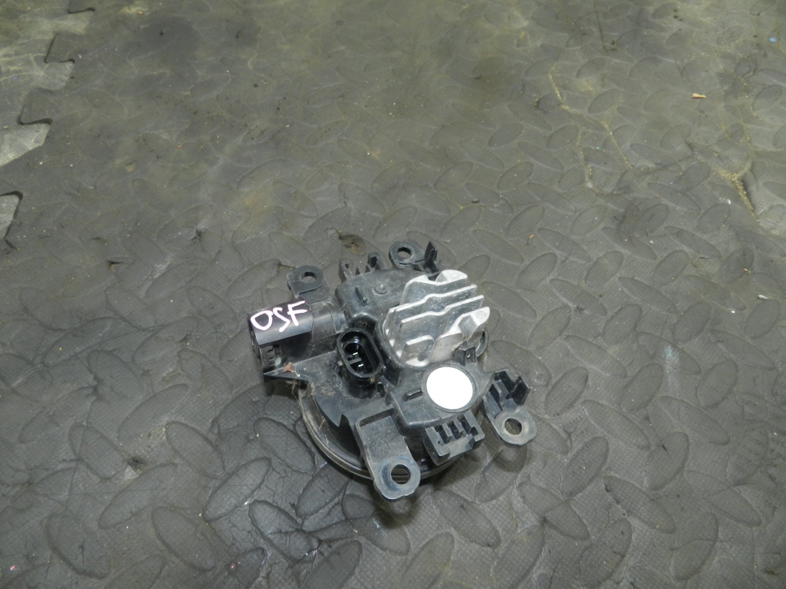 180. 2018 RENAULT KOLEOS MK2. DRIVER SIDE FRONT FOG LIGHT - Image 3