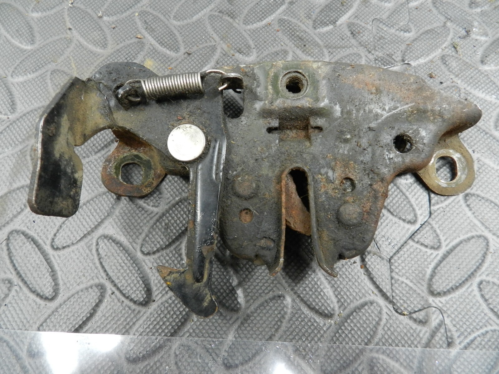 142 NISSAN MICRA K12 CONVERTIBLE C+C. BONNET LATCH CATCH - Image 2