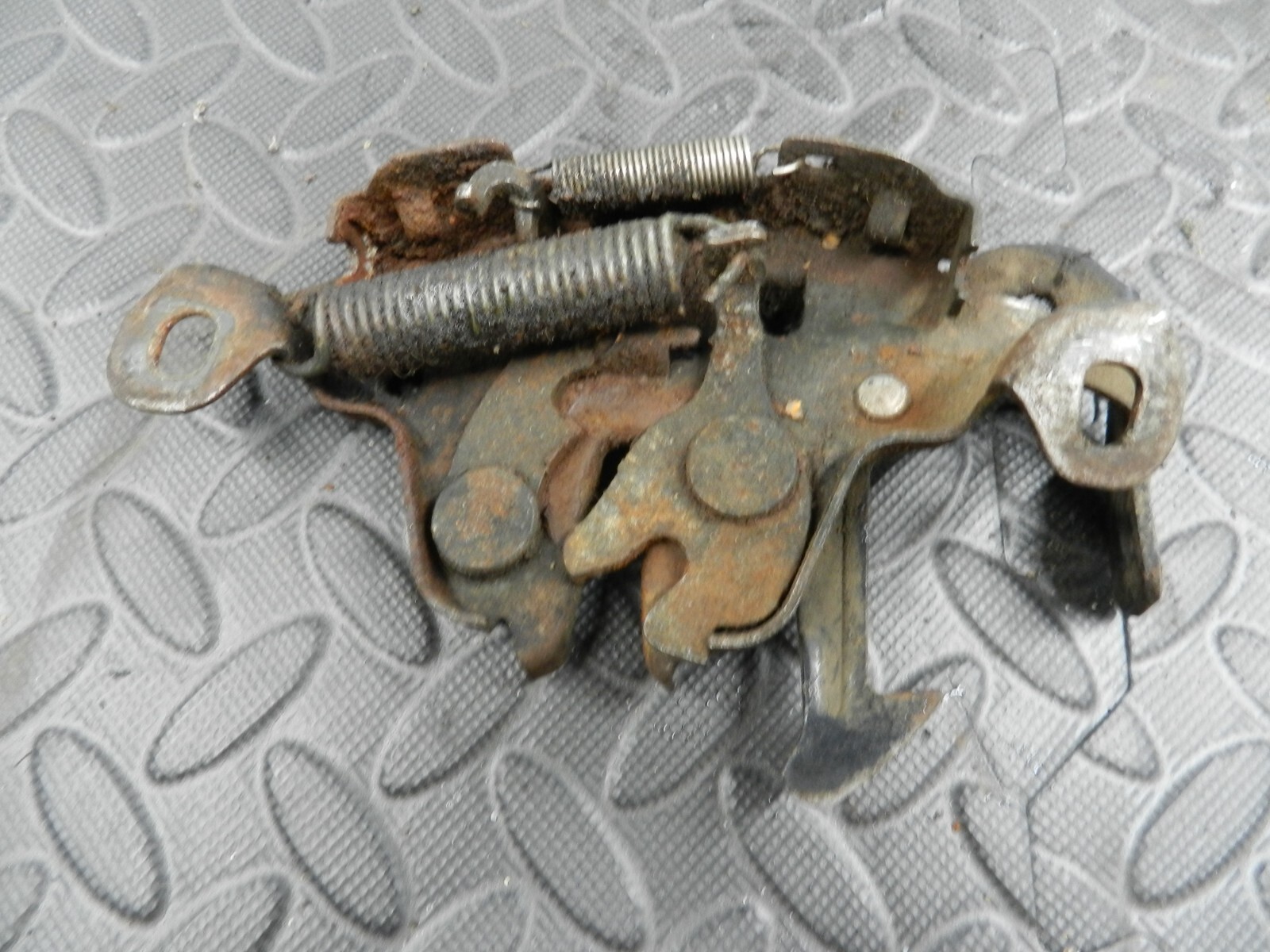 142 NISSAN MICRA K12 CONVERTIBLE C+C. BONNET LATCH CATCH - Image 3
